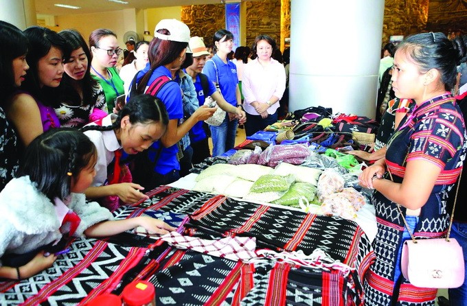Các sản phẩm vải thổ cẩm truyền thống của người Cơ-tu ở xã Hòa Bắc, huyện Hòa Vang được trưng bày, giới thiệu tại Bảo tàng Đà Nẵng