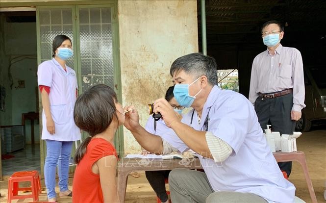 Ngành y tế tỉnh Gia Lai thực hiện khám sàng lọc cho người dân tại làng Bông Hiot, xã Hải Yang, huyện Đak Đoa- nơi có ca bệnh bạch hầu tử vong. Ảnh: Quang Thái - TTXVN