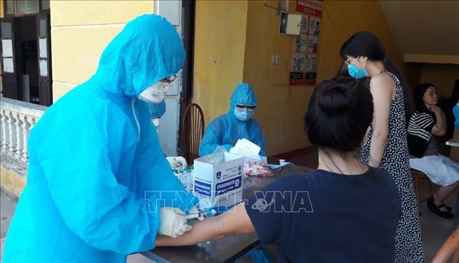  Lấy máu xét nghiệm cho công dân về cách ly tập trung tại Trung đoàn 151. Ảnh: Nguyễn Chinh - TTXVN