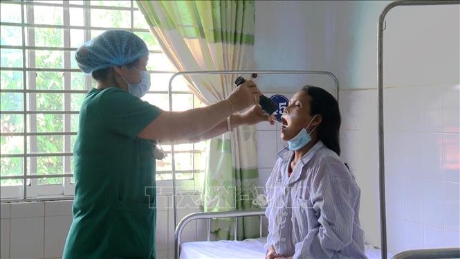 Các bác sĩ Bệnh viện Đa khoa tỉnh Gia Lai điều trị cho các bệnh nhân mắc bệnh bạch hầu. Ảnh: Quang Thái- TTXVN