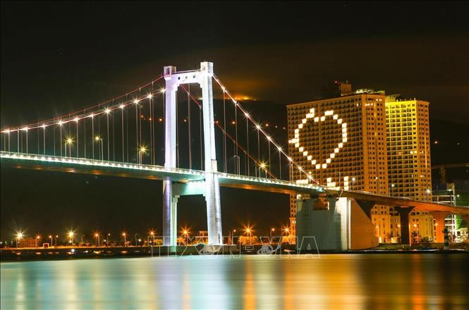 Một khách sạn ở Đà Nẵng thắp sáng các căn phòng để tạo thành hình ảnh trái tim kêu gọi cộng đồng chung tay phòng, chống dịch COVID-19. Ảnh: Trần Lê Lâm - TTXVN