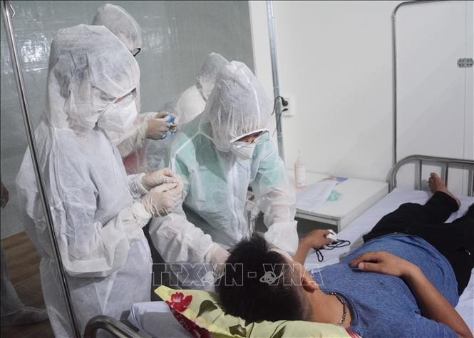 Diễn tập đón tiếp bệnh nhân mắc COVID-19 tại Bệnh viện dã chiến Cung Thể thao Tiên Sơn, Đà Nẵng. Ảnh: TTXVN