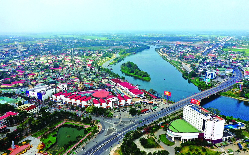 Sông Hiếu nằm giữa thành phố Đông Hà (Quảng Trị), vừa tạo nên vẻ đẹp cảnh quan vừa tạo đà phát triển kinh tế, văn hóa của địa phương. Ảnh: Hồ Cầu 