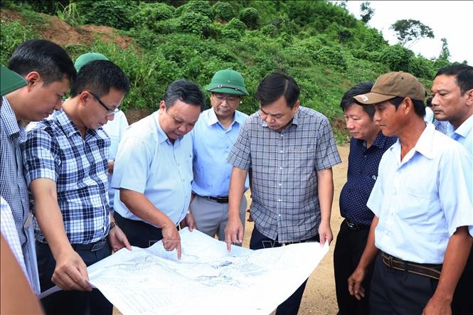 Đoàn công tác kiểm tra thực tế công trình trên địa bàn huyện Ea Kar, tỉnh Đắk Lắk. Ảnh: Tuấn Anh – TTXVN