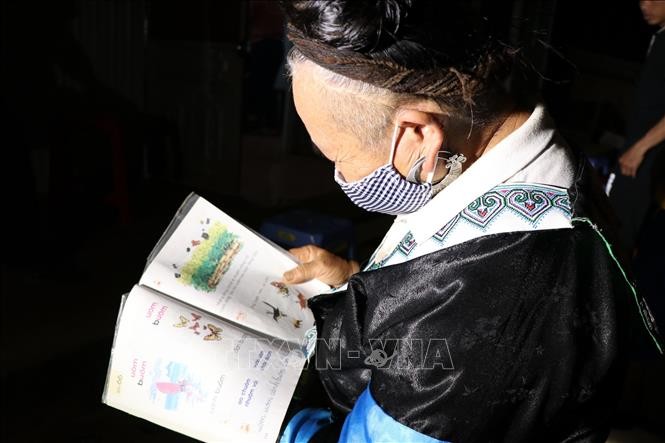 Dù đã 70 tuổi, bà Tráng Thị Di ở thôn Tấu Dưới, xã Trạm Tấu, huyện Trạm Tấu, vẫn miệt mài học đọc và viết chữ. Ảnh: Việt Dũng – TTXVN