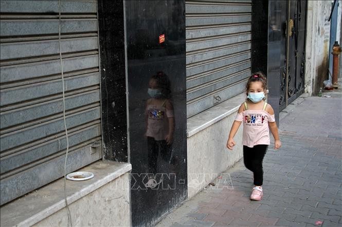 Trẻ em đeo khẩu trang phòng lây nhiễm COVID-19 tại thành phố Gaza ngày 13/9/2020. Ảnh: THX/ TTXVN