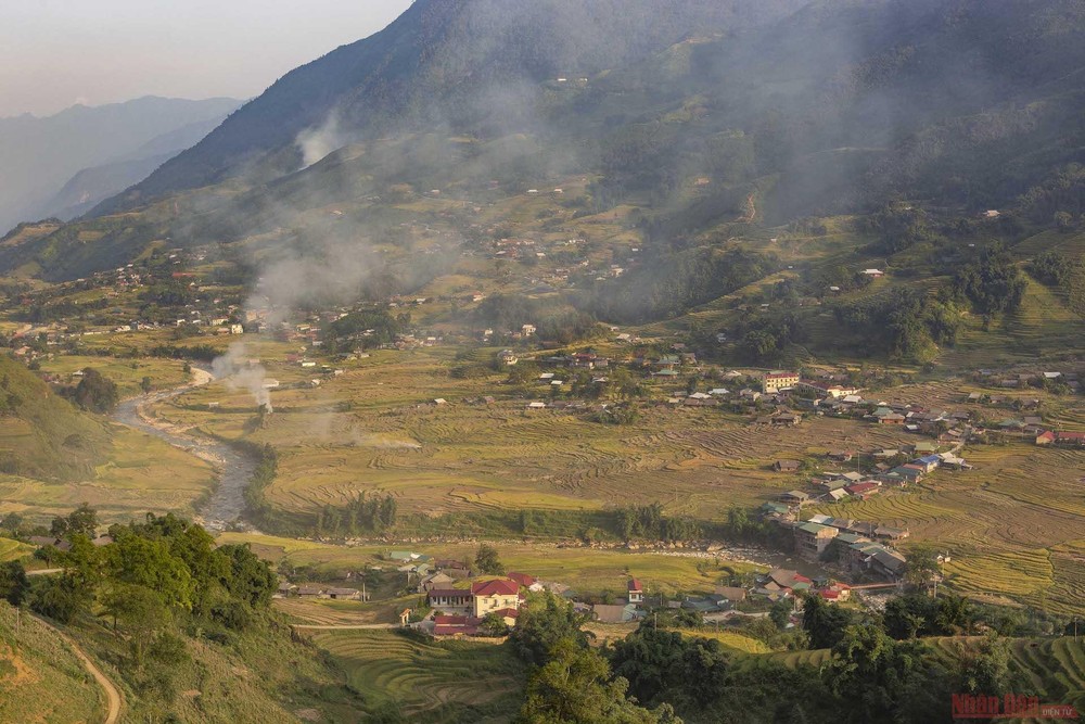 Thung lũng bản Lao Chải trong làn khói nhìn từ trên đường tỉnh lộ 152.