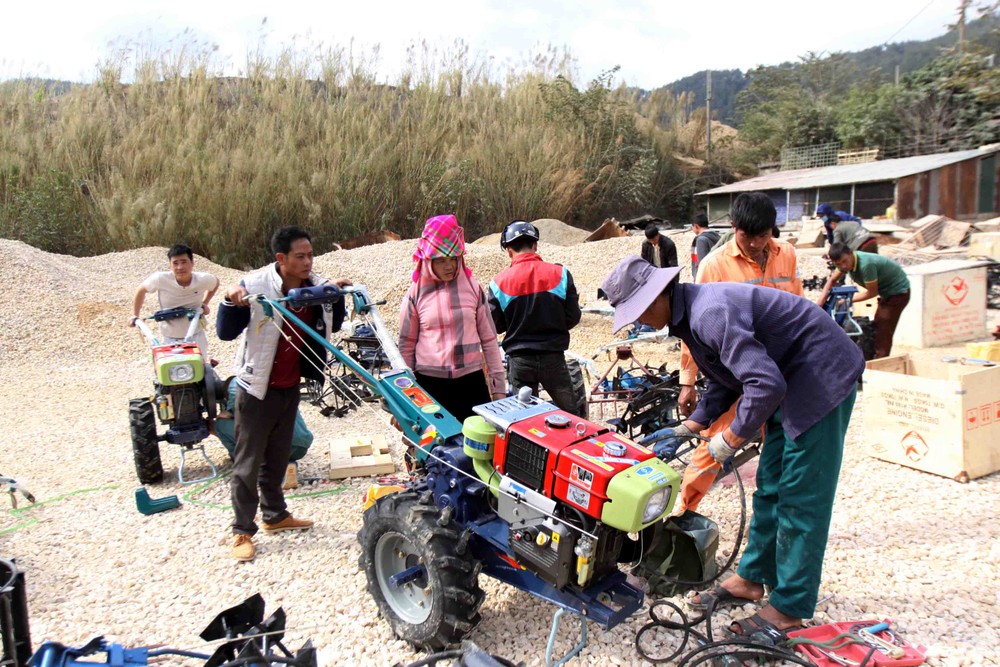 Đồng bào dân tộc ở huyện Than Uyên (Lai Châu) được hỗ trợ nông cụ phục vụ sản xuất nông nghiệp. Ảnh: Việt Hoàng