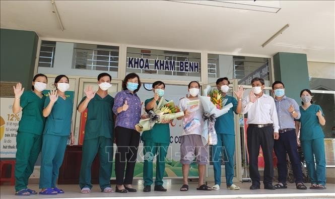 Bệnh nhân cuối cùng và đội ngũ y, bác sĩ, lãnh đạo Bệnh viện dã chiến Hòa Vang vui mừng khi công bố khỏi bệnh bệnh nhân cuối cùng. Ảnh: Văn Dũng - TTXVN