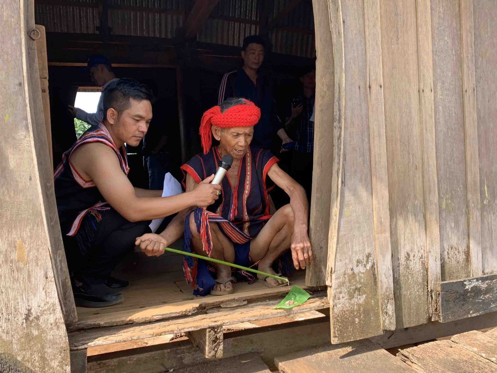 Già làng Rơ Lan Li - chủ tế thực hiện nghi thức Lễ cầu mưa tại nhà Rông. Ảnh: Quang Thái