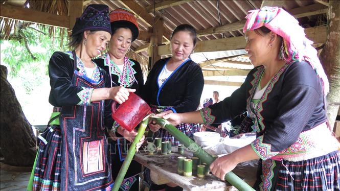 Rượu của người dân bản Sin Suối Hồ được đong bằng ống tre, nứa, mang đậm bản sắc người dân tộc Mông vùng cao. Ảnh: Việt Hoàng-TTXVN
