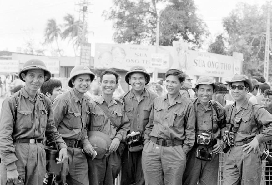 Phóng viên Thông tấn xã Giải phóng và Việt Nam Thông tấn xã tham gia đưa tin trong Chiến dịch Hồ Chí Minh, tháng 4/1975. Ảnh: TTXVN