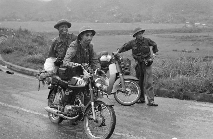 Các phóng viên Trần Mai Hưởng, Ngọc Đản và Hoàng Thiểm đang qua đèo Hải Vân vào Đà Nẵng giải phóng, ngày 29/3/1975. Ảnh: Lâm Hồng Long - TTXVN