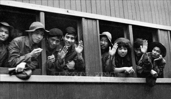 Tháng 3/1973, 150 phóng viên, điện báo viên, kỹ thuật viên Khóa GP10 của Việt Nam Thông tấn xã lên tàu vào chi viện cho Thông tấn xã Giải phóng tại chiến trường miền Nam. ẢNh: Tư liệu TTXVN