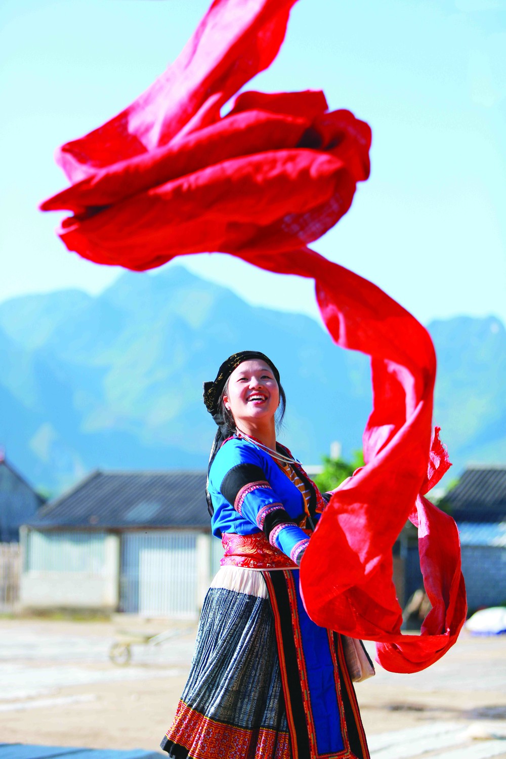 Dệt lanh là một nghề truyền thống của người Mông ở xã Lùng Tám, huyện Quản Bạ (Hà Giang). Nghề dệt lanh đã góp phần giúp người Mông ở nơi đây thoát nghèo và vươn lên làm giàu. Ảnh: An Thành Đạt