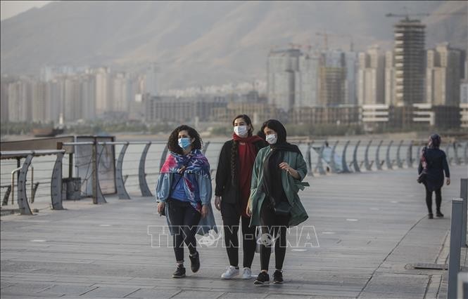  Người dân đeo khẩu trang phòng lây nhiễm COVID-19 tại Tehran, Iran, ngày 29/9/2020. Ảnh: THX/ TTXVN