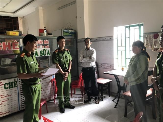 Lực lượng chức năng thi hành lệnh bắt bị can để tạm giam thời hạn 4 tháng đối với Trần Thị Yến Chi. Ảnh: TTXVN phát