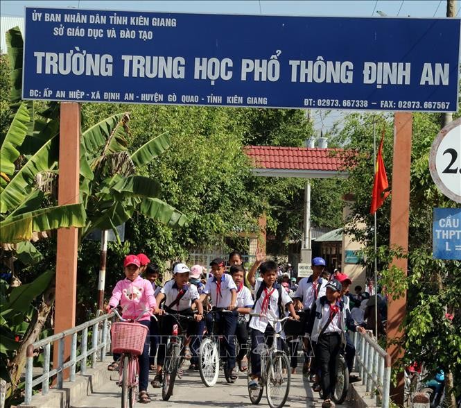 Trường học trên địa bàn huyện Gò Quao được xây dựng mới khang trang, giúp con em đồng bào dân tộc Khmer đến trường học tập tốt hơn. Ảnh: Lê Sen – TTXVN