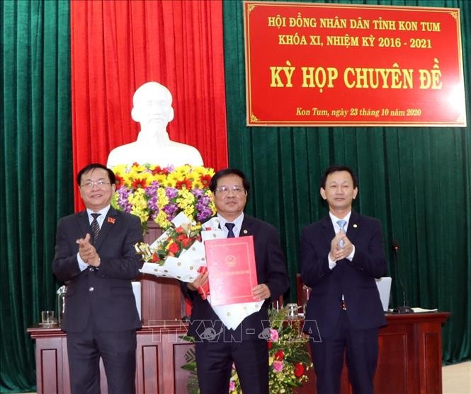 Ông Lê Ngọc Tuấn (giữa), Phó Bí thư Tỉnh ủy, Phó Chủ tịch Thường trực UBND tỉnh được bầu giữ chức Chủ tịch UBND tỉnh Kon Tum. Ảnh: Cao Nguyên-TTXVN