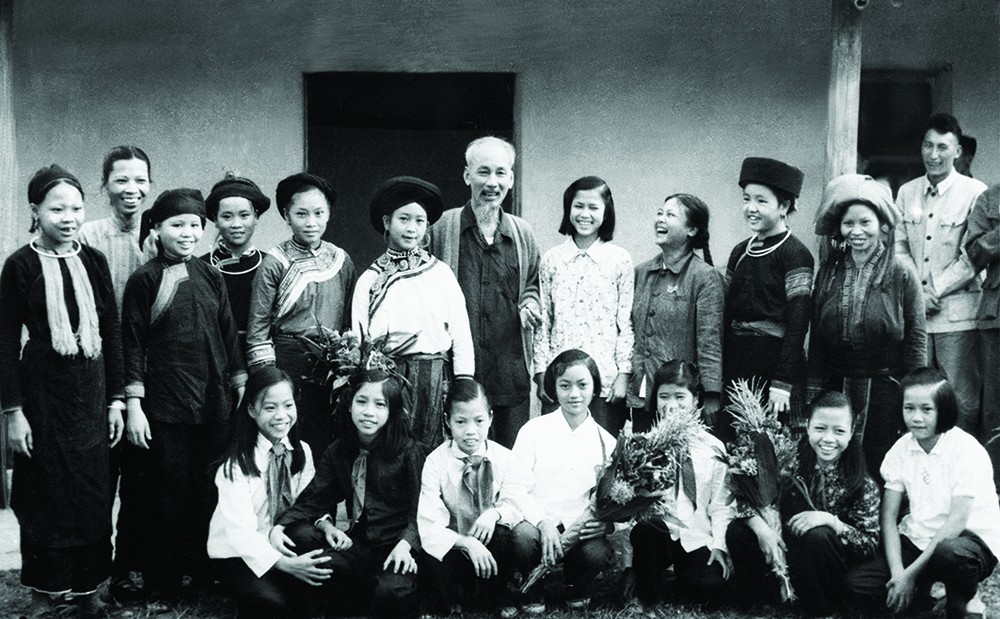 Bác Hồ chụp ảnh lưu niệm với đại biểu thiếu nhi và phụ nữ các dân tộc tỉnh Lào Cai ngày 23/9/1958. Ảnh: Tư liệu TTXVN