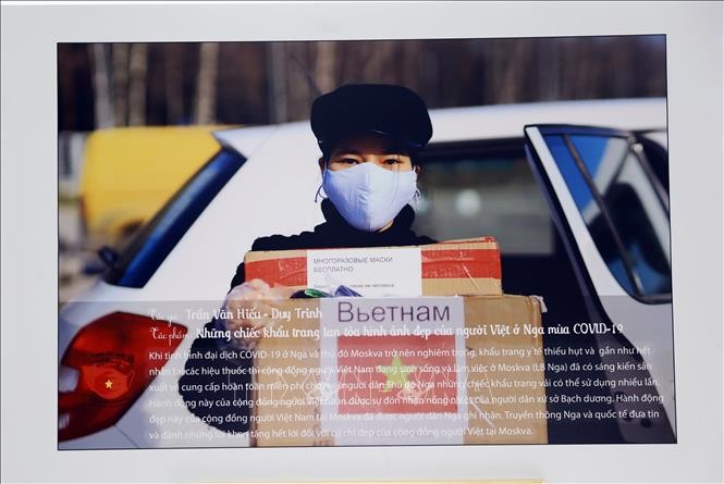 Tác phẩm: "Những chiếc khẩu trang lan tỏa hình ảnh đẹp của người Việt ở Nga mùa COVID-19" của tác giả Trần Văn Hiếu - Duy Trinh CQTT TTXVN tại LB Nga đạt giải B cuộc thi ảnh. Ảnh: Huy Hùng - TTXVN