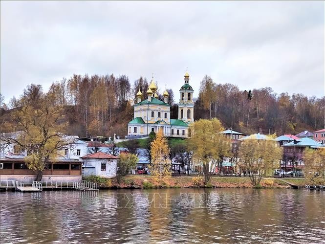 Nhà thờ Chúa Phục sinh xây dựng năm 1817 kỷ niệm chiến thắng trước trước Napoléon nhìn từ sông Volga. Ảnh: Duy trinh - P/v TTXVN tại Nga