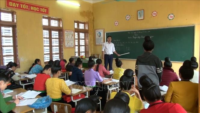 Bình quân mỗi lớp học xóa mù chữ từ 40 - 50 người tham gia. Ảnh: Nguyễn Chiến - TTXVN