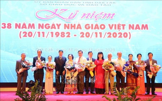 Ban tổ chức tặng hoa chúc mừng cho các thế hệ Nhà giáo ưu tú trên địa bàn tỉnh Đắk Lắk. Ảnh: Tuấn Anh – TTXVN