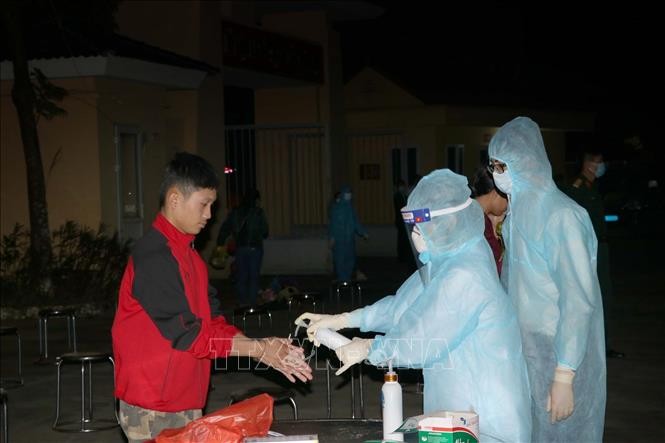 Sinh viên Lào rửa tay khử khuẩn tại khu cách ly tập trung. Ảnh: Thanh Hải - TTXVN