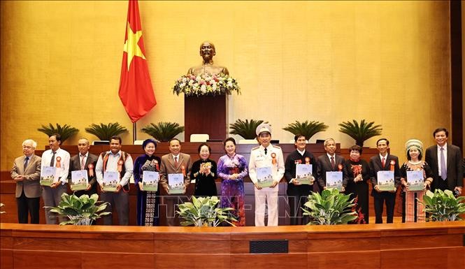 Chủ tịch Quốc hội Nguyễn Thị Kim Ngân tặng quà các đại biểu. Ảnh: Trọng Đức – TTXVN