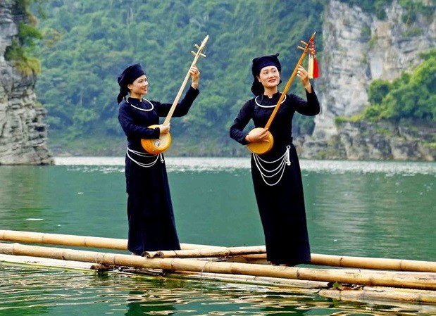 Biểu diễn hát Then, đàn Tính trên lòng hồ thủy điện Tuyên Quang