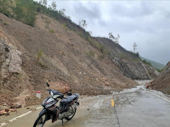 Điểm sạt lở tại Km0+200 đoạn qua Dốc Ruộng (xã Phú Mỡ) thuộc tuyến đường Phú Yên-Gia Lai gây chia cắt giao thông. Ảnh: TTXVN phát
