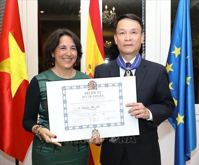 Đại sứ Tây Ban Nha tại Việt Nam María del Pilar Méndez Jiménez trao Huân chương Công trạng dân sự Encomienda tặng Tổng Giám đốc TTXVN, Chủ tịch Hội hữu nghị Việt Nam-Tây Ban Nha Nguyễn Đức Lợi. Ảnh: Văn Điệp – TTXVN