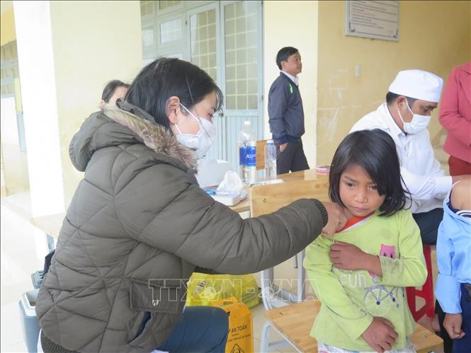 Cán bộ y tế tỉnh Kon Tum tổ chức tiêm phòng bạch hầu cho các em học sinh Trường Phổ thông Dân tộc bán trú cấp 1,2 Măng Bút II, xã Măng Bút, huyện Kon Plông. Ảnh: Cao Nguyên – TTXVN.