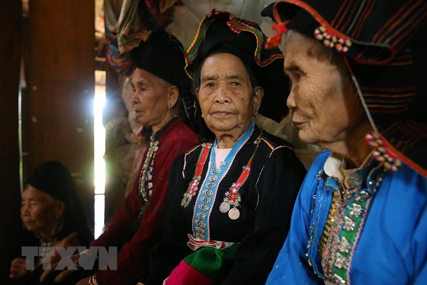 Những người già cùng con cháu trong dòng họ về dự lễ Pang Phóong. Ảnh: Pha Tuấn Anh - TTXVN