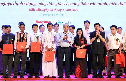 Thủ tướng Nguyễn Xuân Phúc tặng quà cho các nông dân tham gia đối thoại. Ảnh: Thống Nhất