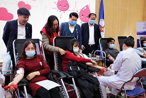 Cán bộ Công ty Điện lực Lai Châu tham gia hiến máu tình nguyện. Ảnh: Đinh Thùy - TTXVN