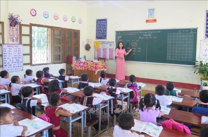 Lớp học tiếng Việt của học sinh lớp một, trường Tiểu học Đặng Trần Côn, tỉnh Kon Tum. Ảnh: Dư Toán – TTXVN