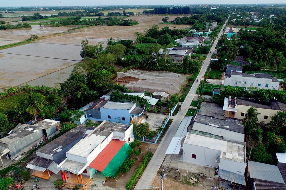 Xã Hưng Hội, huyện Vĩnh Lợi (Bạc Liêu) đã cơ bản cải thiện nhà ở cho người dân và các tuyến đường giao thông liên ấp. Ảnh: Phúc Thanh