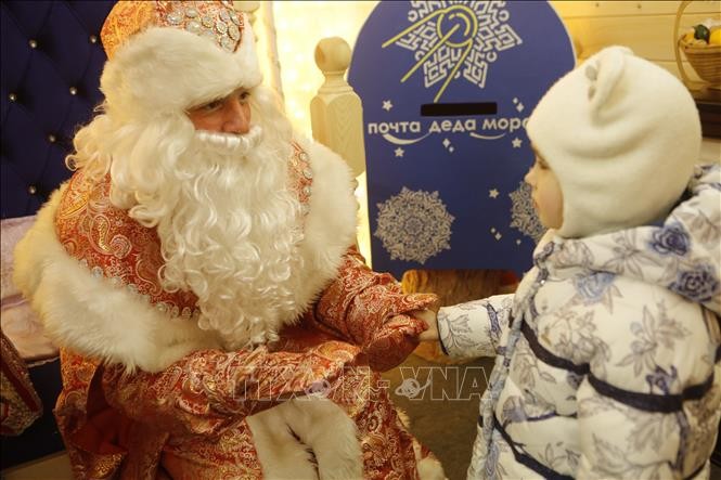Trẻ em thích thú trò chuyện với ông già Tuyết. Ảnh: Trần Hiếu - PV TTXVN tại Nga