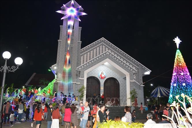 Người dân tập trung tại Nhà thờ Chính tòa, thành phố Buôn Ma Thuột, Đắk Lắk để chào đón Giáng sinh 2020. Ảnh: Tuấn Anh – TTXVN