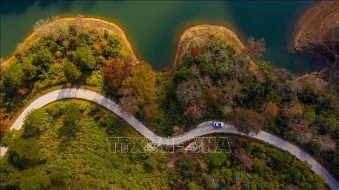 Dù là địa hình miền núi, nhưng Cao Bằng có rất nhiều hồ nước. Về mùa đông, những hồ xanh trong vắt in bóng rừng cây tạo nên vẻ đẹp thanh bình thư thái. Ảnh: TTXVN phát