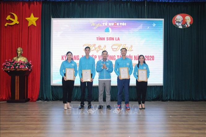 BTC trao giải Nhất cho các cá nhân đoạt giải tại vòng thi trực tuyến. Ảnh: Quang Quyết – TTXVN