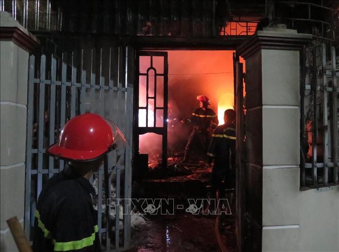 Lực lượng phòng cháy, chữa cháy và cứu nạn cứu hộ (Công an tỉnh Điện Biên) dập lửa trong phòng khách tầng 1 căn nhà. Ảnh: Xuân Tiến –TTXVN