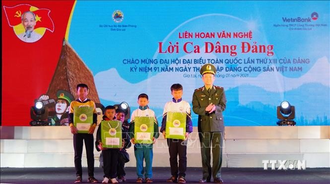 Ban tổ chức trao tặng quà cho các cháu "Con nuôi đồn biên phòng" tỉnh Gia Lai. Ảnh: Hồng Điệp - TTXVN