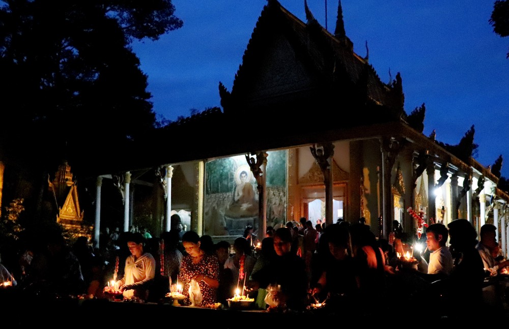 Người Khmer Nam Bộ đặt cơm vắt cho những người đã khuất trong lễ Sen Đôn Ta. Ảnh: Sơn Giang