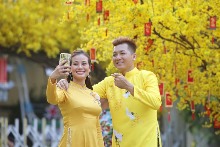 Đông đảo thanh, thiếu niên và văn nghệ sĩ Thành phố Hồ Chí Minh chụp ảnh lưu niệm tại Lễ hội Tết Việt Tân Sửu – 2021. Ảnh: Thanh Vũ