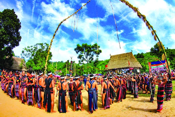 Trong các lễ hội truyền thống, nói lý - hát lý hiện diện như một cuộc so tài giữa các già làng Cơ-tu. Ảnh: Khánh Nguyên