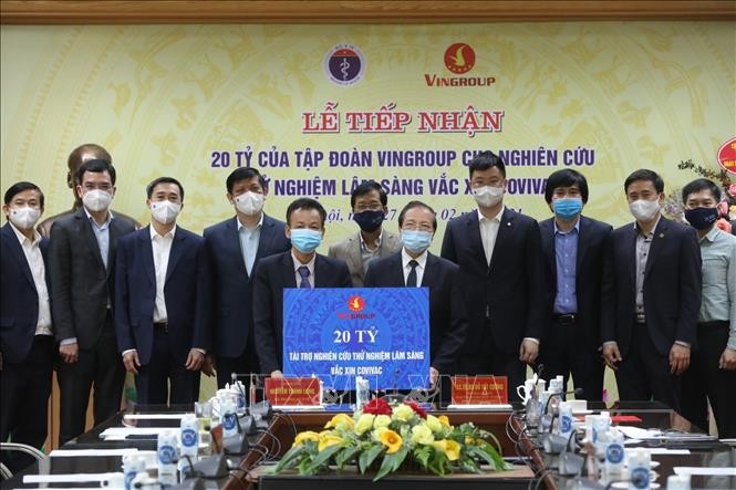 Lễ tiếp nhận 20 tỷ đồng của Tập đoàn Vingroup cho nghiên cứu thử nghiệm lâm sàng Vaccine phòng ngừa COVID-19 “Made in Vietnam” COVIVAC do Viện Vắc xin và Sinh phẩm Y tế (IVAC) trực thuộc Bộ Y tế sản xuất. Ảnh: Minh Quyết – TTXVN