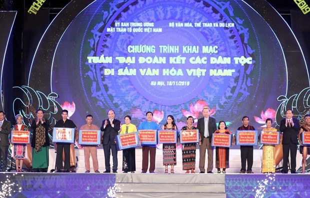 Thủ tướng Nguyễn Xuân Phúc trao quà cho đồng bào các dân tộc sống và sinh hoạt tại Làng Văn hóa-Du lịch các dân tộc Việt Nam trong Tuần đại đoàn kết các dân tộc năm 2019. Ảnh: Thống Nhất - TTXVN